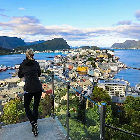 Four Monkeys Alesund